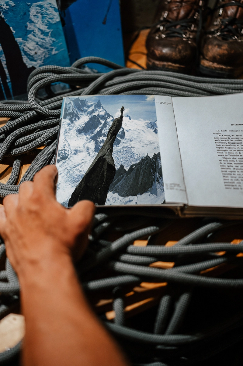 Le photographe Noa Barrau et l'alpiniste Jean Rouaux reproduise le célèbre cliché de Gaston Rebuffat su un gendarme sous l'aiguille du Roc prise par Georges Tairraz en 1953