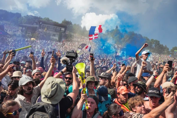 Des spectateurs lors de la Coupe du monde UCI de descente aux Gets, en France, le 9 septembre 2023.