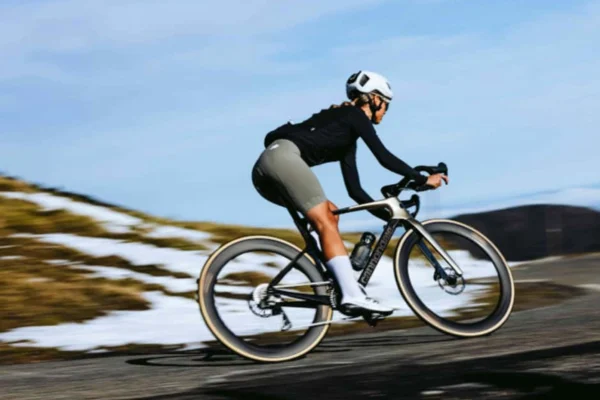 Le Cannondale SuperSix EVO de cinquième génération, lancé en février 2026. Un modèle développé notamment par les ingénieurs du siège historique de Wilton, dans le Connecticut, dont la fermeture est annoncée pour 2027.