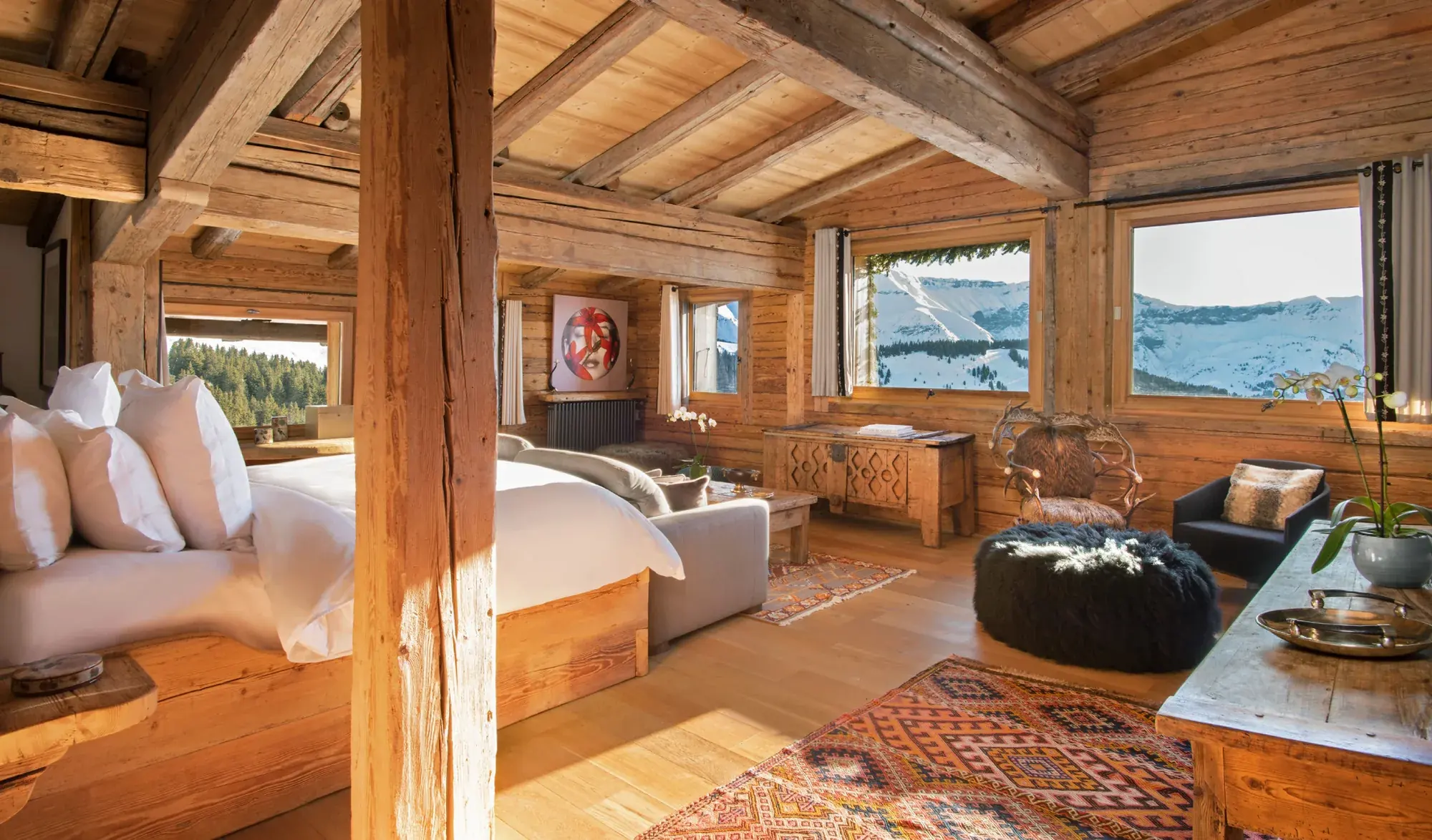 Suite Idéal du Palace Four Seasons de Mégève, situé à 1 850 mètres d'altitude, avec vue sur le mont Blanc et les Aravis