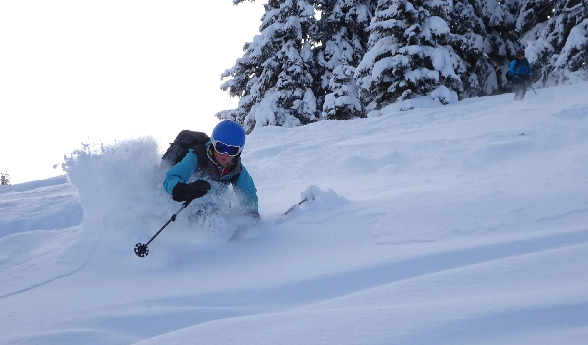 Descente en poudreuse dans les Alpes