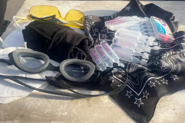 Lunettes de piscine, masques et sérum physiologique parmi les équipements saisis par les policiers et présentés par la préfecture de police sur X, le 6 octobre 2026. Crédit : Préfecture de police / X