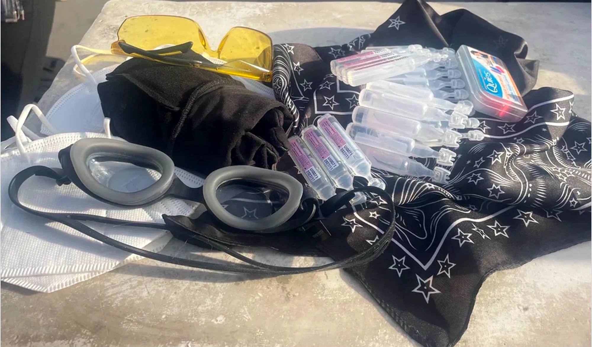 Lunettes de piscine, masques et sérum physiologique parmi les équipements saisis par les policiers et présentés par la préfecture de police sur X, le 6 octobre 2026. Crédit : Préfecture de police / X